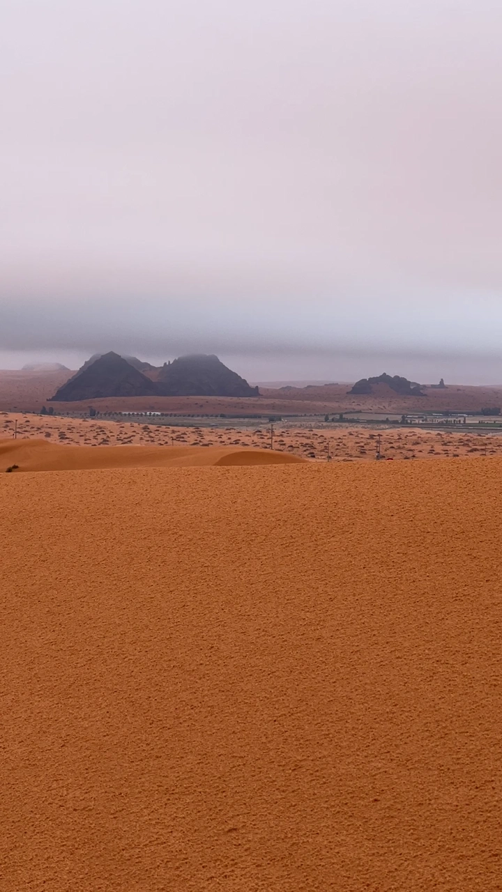 صحراء النفود مع جبال في الأفق، لقطة بانورامية.