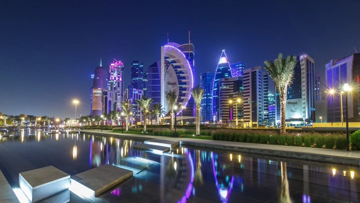 أفق الدوحة ليلاً مع المباني المضيئة، لقطة تايم لابس.