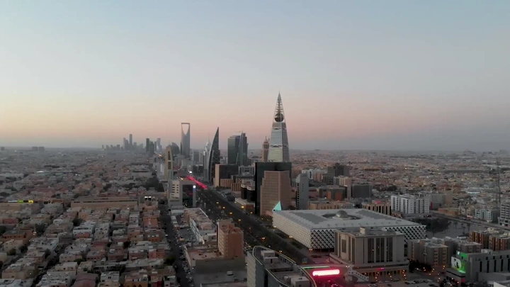 منظر جوي لمباني الرياض عند الغروب، لقطة درون.