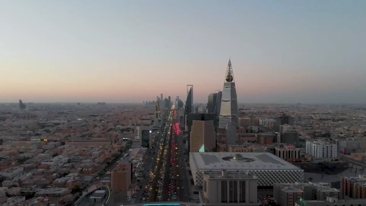 منظر جوي لشارع العليا وبرج الفيصلية عند الغروب في الرياض.