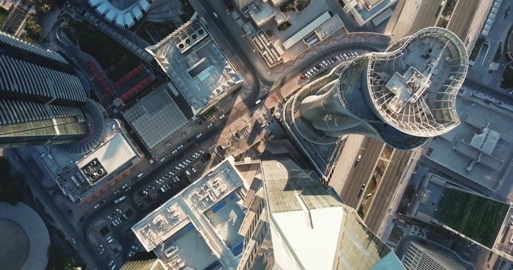 ناطحات سحاب وحركة مرور في الخليج التجاري بدبي، لقطة جوية.