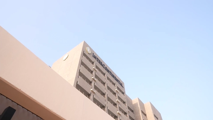 فندق إنتركونتيننتال الأردن في عمّان تحت سماء زرقاء، لقطة خارجية.