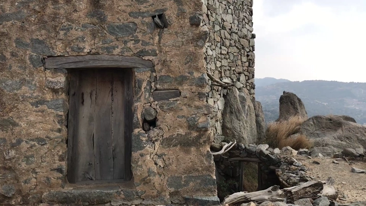 مبنى حجري تقليدي في قرية تاريخية بمنطقة الباحة، لقطة نهارية.