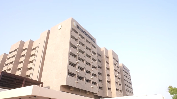 فندق إنتركونتيننتال الأردن في عمّان، لقطة خارجية نهارية.