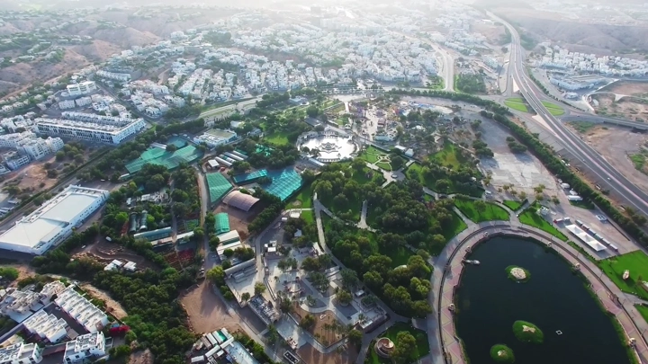 منظر جوي لمحمية القرم الطبيعية وأفق مدينة مسقط، تصوير بطائرة الدون.