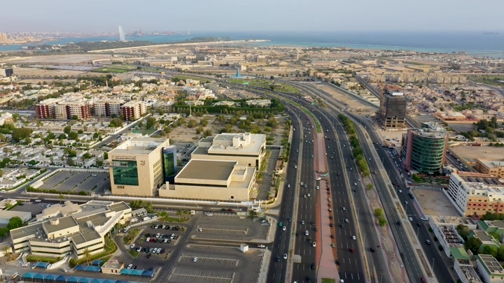 حركة المرور في طريق الملك عبدالعزيز بجدة نهارًا، لقطة جوية.