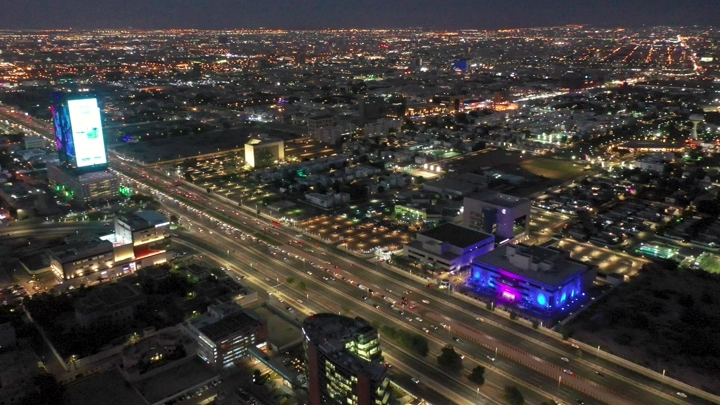 منظر جوي ليلي لشارع الملك عبد العزيز في جدة مع حركة المرور.