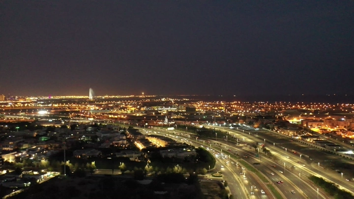 منظر جوي ليلي لشارع الملك عبد العزيز في جدة مع حركة المرور.