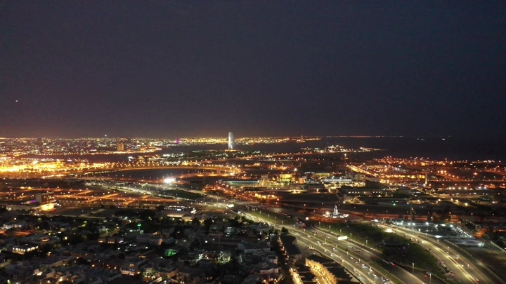 منظر جوي ليلي لشارع الملك عبد العزيز في جدة مع حركة المرور.