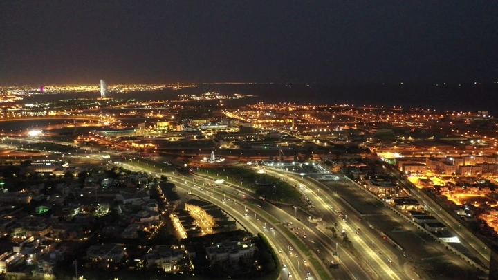 منظر جوي ليلي لشارع الملك عبد العزيز في جدة مع حركة المرور.