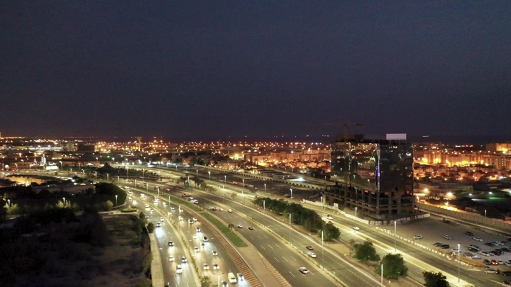منظر جوي ليلي لشارع الملك عبد العزيز في جدة مع حركة المرور.