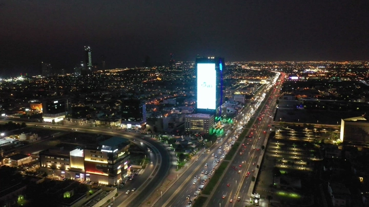 منظر جوي ليلي لشارع الملك عبد العزيز في جدة مع حركة المرور.