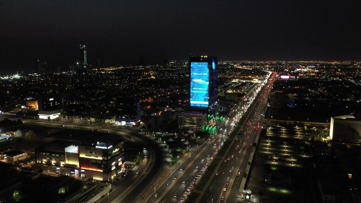 منظر جوي ليلي لشارع الملك عبد العزيز في جدة مع حركة المرور.