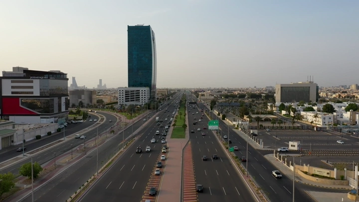 حركة مرور على طريق الملك عبدالعزيز في جدة نهارًا، لقطة جوية.