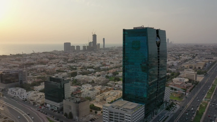 لقطة جوية لبرج الشاشة في جدة وقت غروب الشمس.