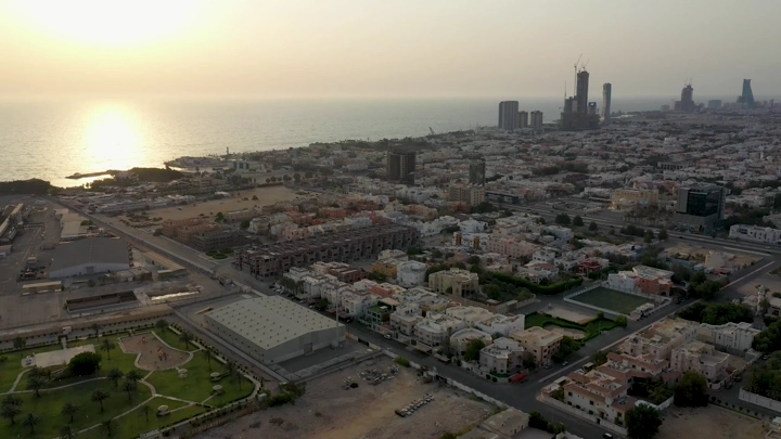 منظر جوي لشارع الملك عبد العزيز عند غروب الشمس في جدة، لقطة درون.