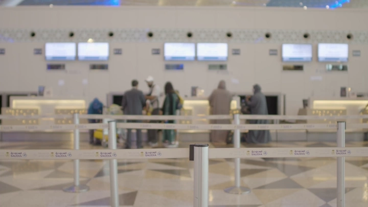 مسافرون في مطار الملك عبد العزيز الدولي بجدة، لقطة نهارية.