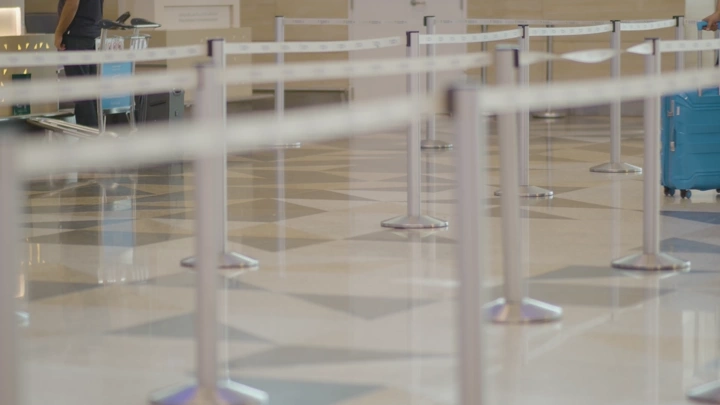 مسافر يسير في مطار بجدة، لقطة قريبة.