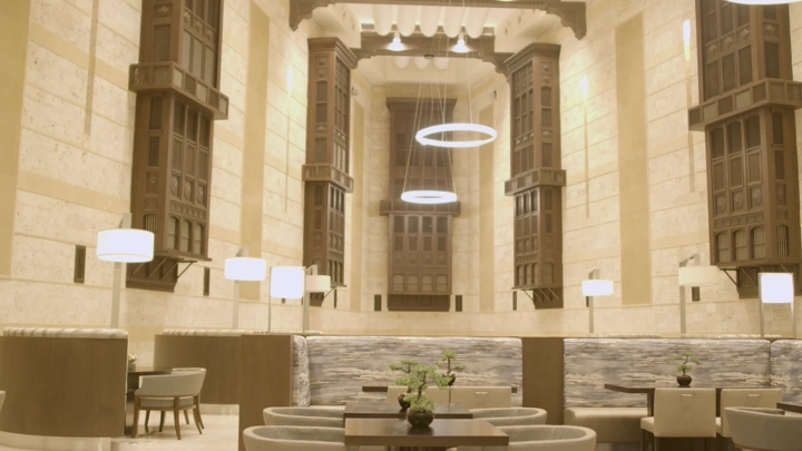 صالة مطار فاخرة بتصميم حجازي تقليدي، لقطة داخلية.