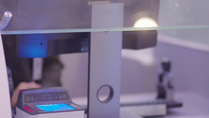 مكتب تسجيل الوصول في المطار مع جواز سفر على الماسح الضوئي، لقطة مقرّبة.