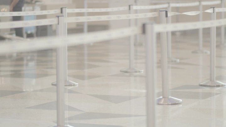 شخص يمشي في مطار الملك عبد العزيز، لقطة قريبة.