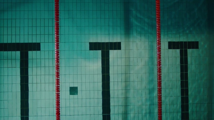 لقطة علوية لحوض سباحة فارغ مع خطوط فاصلة حمراء.