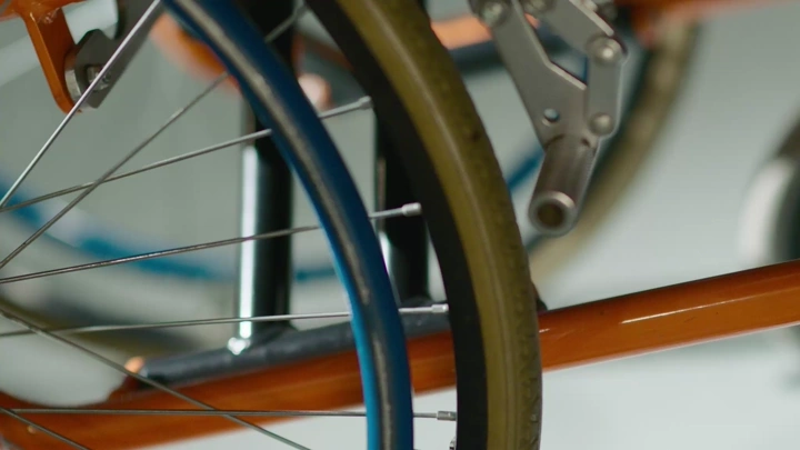 عجلة كرسي متحرك بتفاصيل دقيقة، تصوير احترافي.