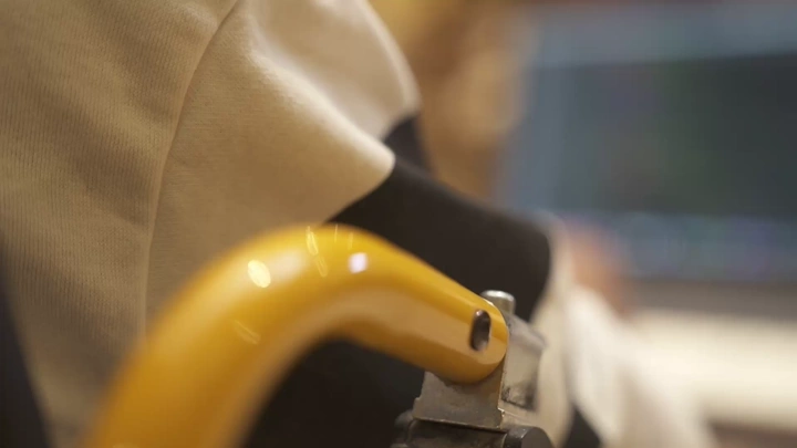 صورة مقرّبة لمبرمج على كرسي متحرك يعمل على الكمبيوتر، تركيز ضحل.