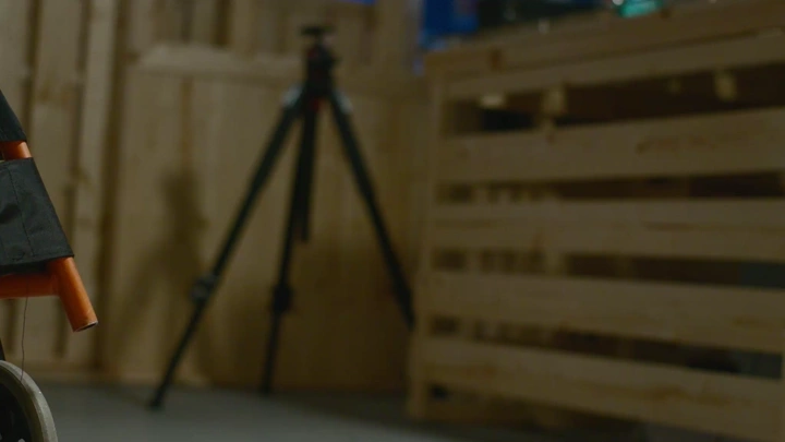 كرسي متحرك في غرفة خشبية، لقطة مقرّبة.