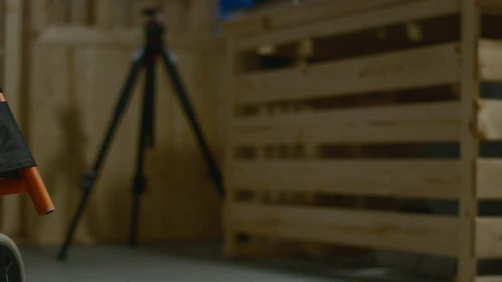 كرسي متحرك في غرفة خشبية، لقطة مقرّبة.