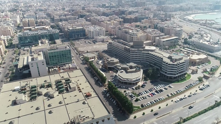 لقطة جوية لفندق في جدة على البحر، في وضح النهار.