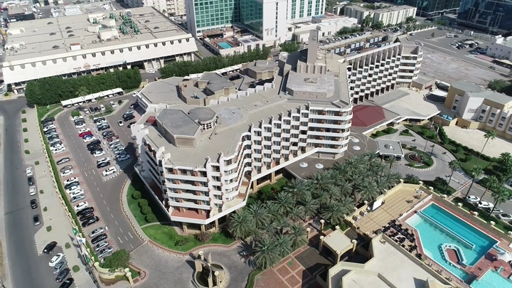 فندق كبير على البحر في جدة، لقطة جوية نهارية.