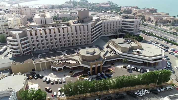 فندق كبير بجدة على البحر، لقطة جوية نهارية.