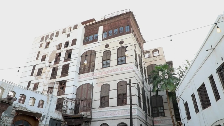 بيت ناصيف التاريخي في جدة، لقطة نهارية من الشارع.