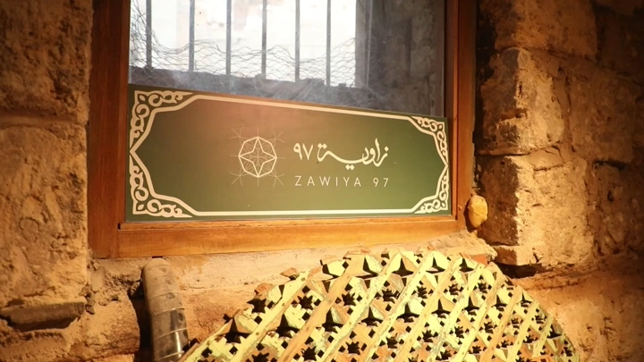 لوحة زاوية 97 الثقافية في جدة، لقطة مقرّبة.