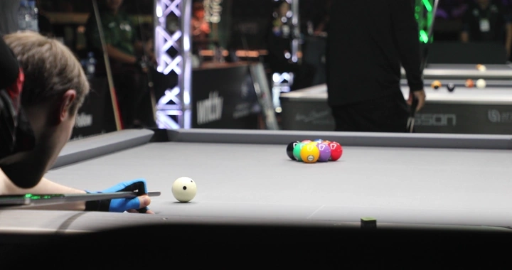 شخص يلعب البلياردو في قاعة داخلية، لقطة قريبة.