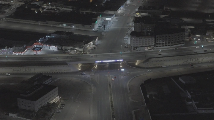 طريق في مدينة ليلاً، لقطة جوية.