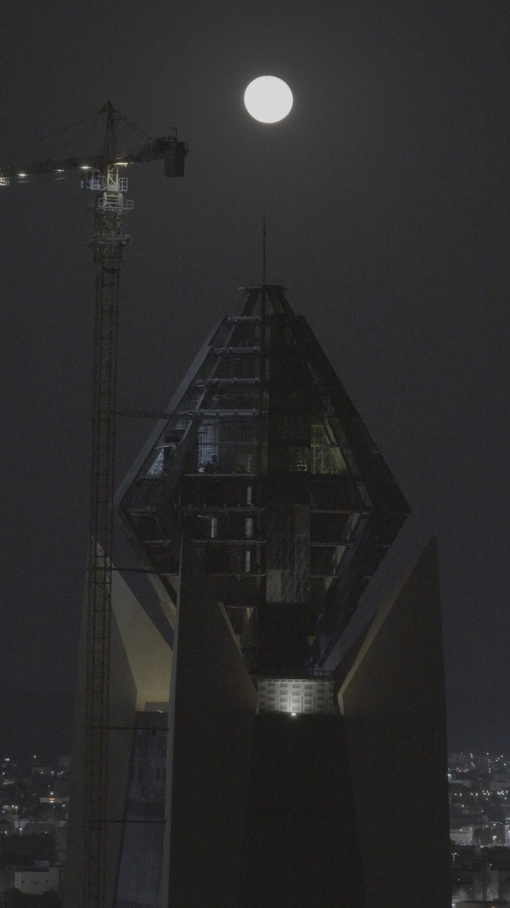 برج الجوهرة في حائل ليلاً مع القمر الكامل، تصوير ليلي.