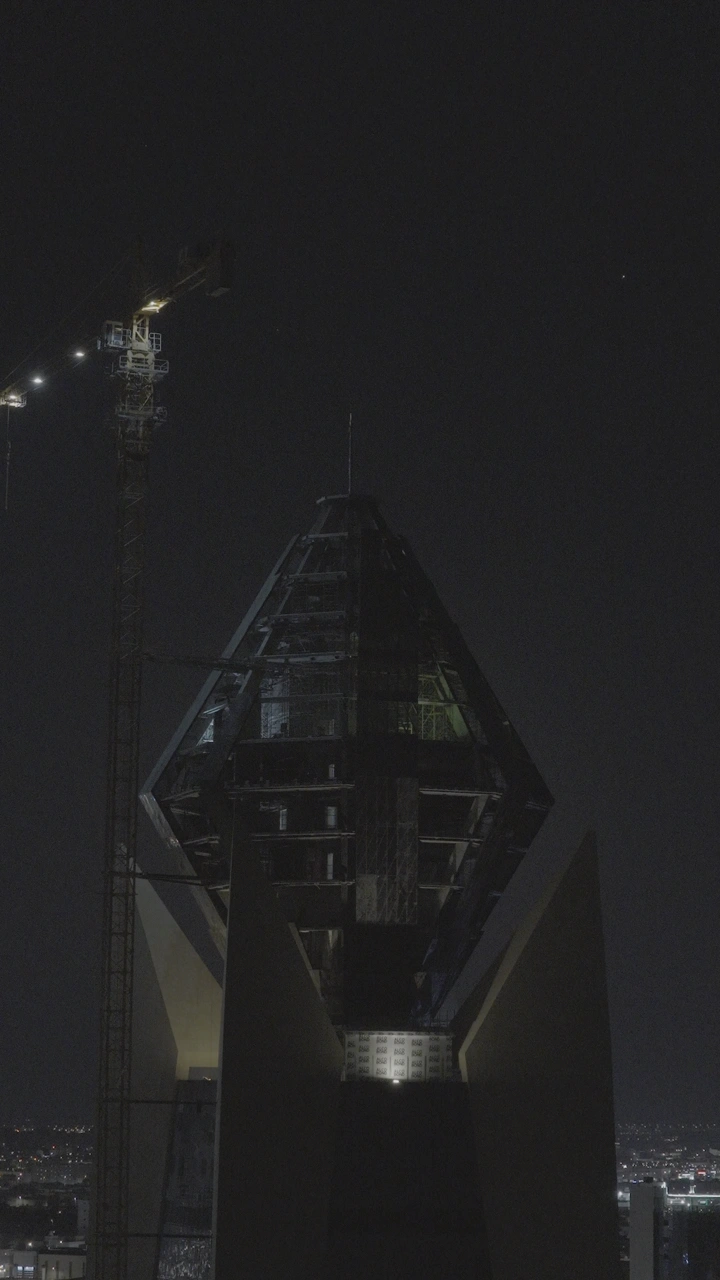 برج تحت الإنشاء في الليل، لقطة من الأسفل.