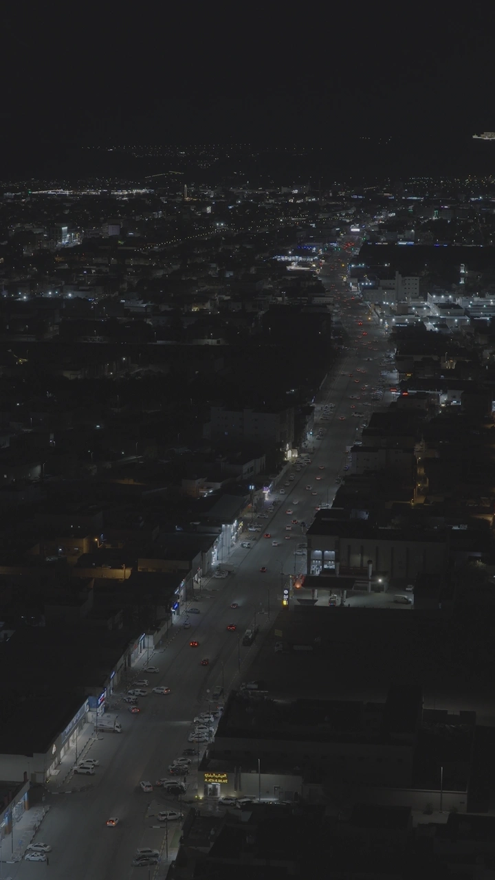 طريق مضاء في مدينة ليلية، منظر جوي.