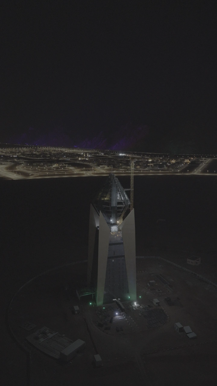 برج الجوهرة في حائل ليلاً، لقطة جوية.