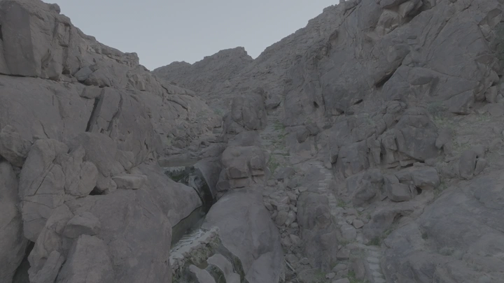 منظر جبلي صخري بعد الأمطار، لقطة نهارية.