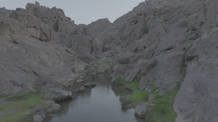 وادي بين الجبال بعد الأمطار، لقطة من الأرض.