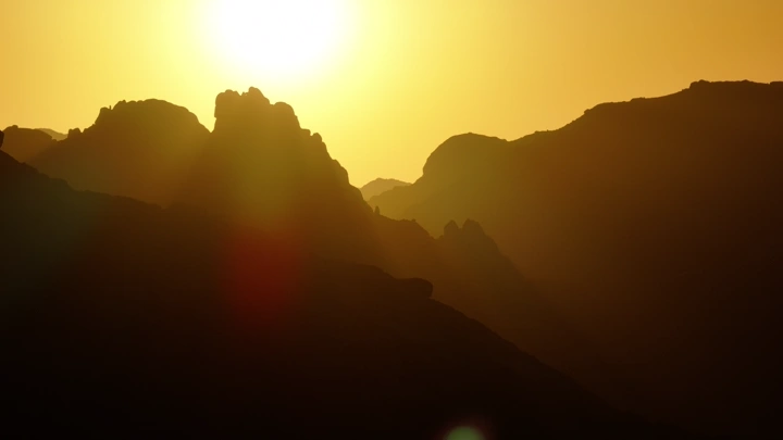 غروب الشمس فوق قمم الجبال، لقطة بانورامية.