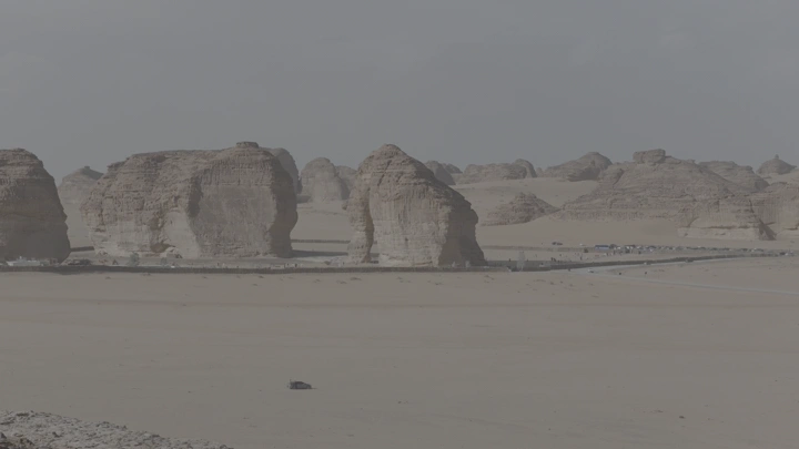 جبل الفيل وتكوينات صخرية في العلا تحت السماء الصافية، لقطة جوية.