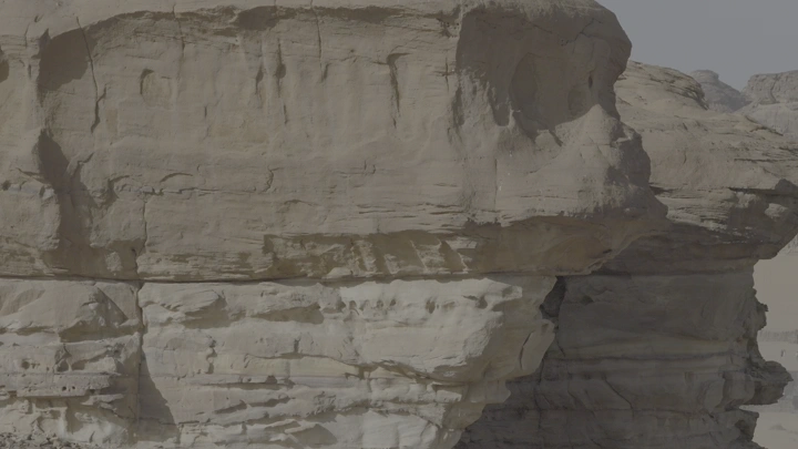 جبل الفيل وتكوينات صخرية في العلا تحت السماء الصافية، لقطة جوية.