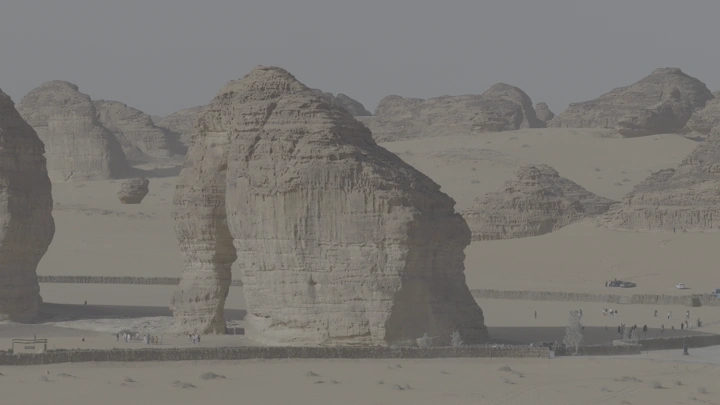 صخرة الفيل في العلا تحت السماء الصافية، لقطة نهارية جوية.