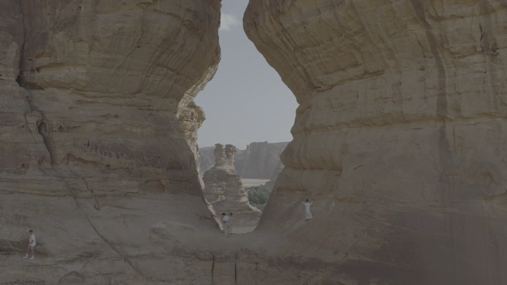 جبال الجرة في العلا تحت السماء الصافية، لقطة جوية.
