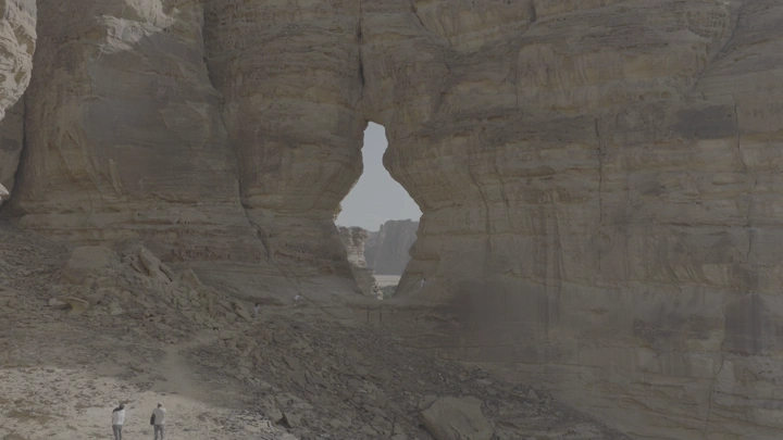 تكوين صخري طبيعي في جبال الجرة بالعلا، لقطة جوية.