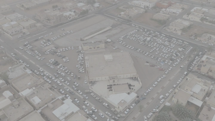 مسجد مزدحم بالمصلين في حي سكني، لقطة جوية.